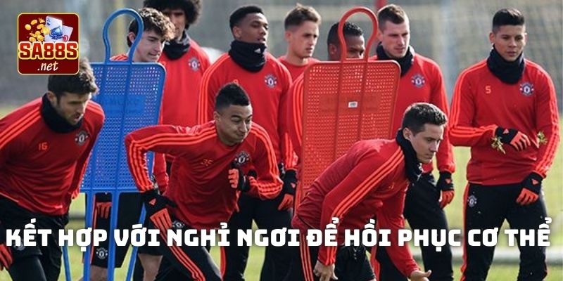 Kết hợp với nghỉ ngơi để hồi phục cơ thể cho cầu thủ